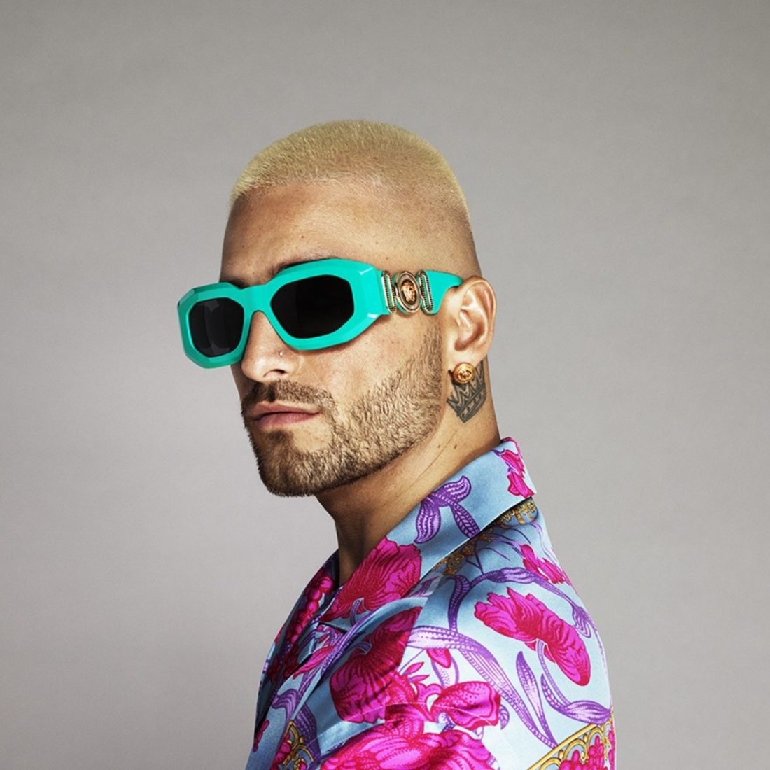 Maluma avec ses lunettes