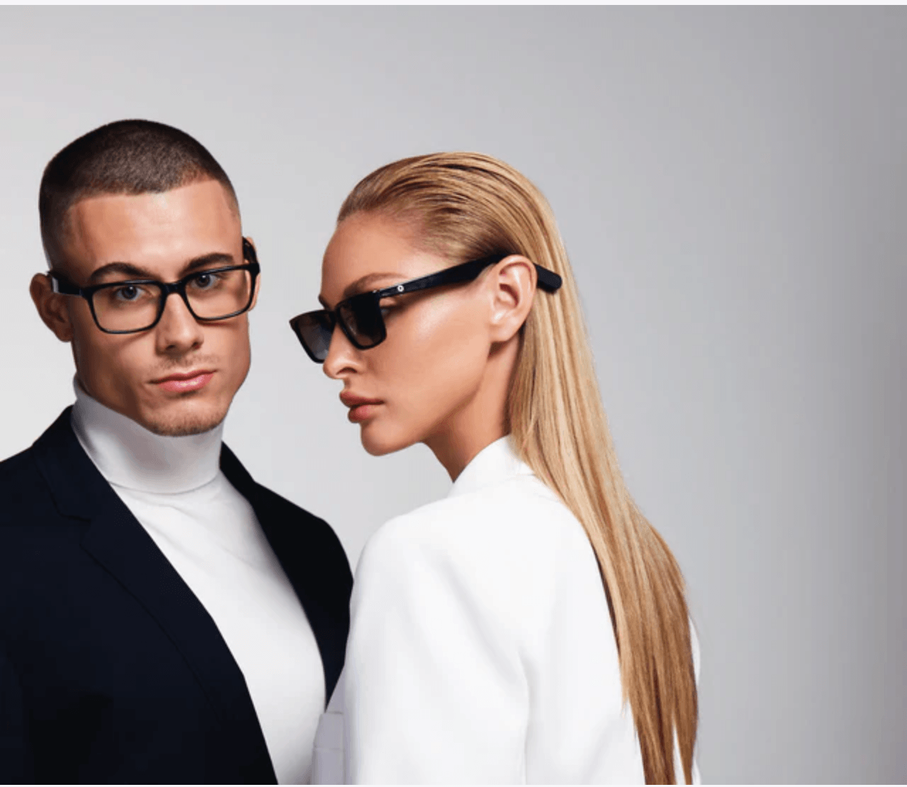 photo de deux personnes portant des lunettes