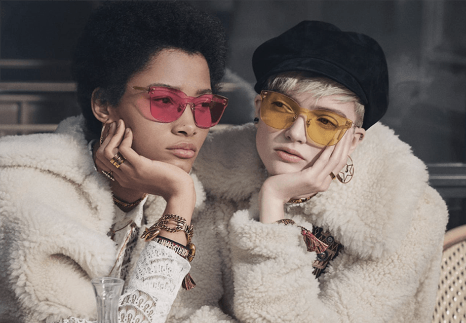 Deux femmes complices portant des lunettes de soleil colorées et audacieuses