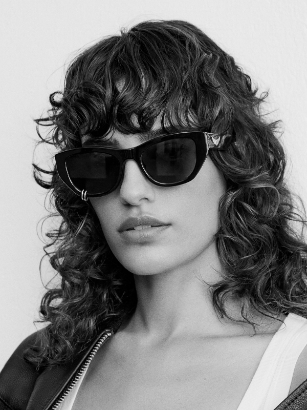 photo en n&b femme avec lunettes